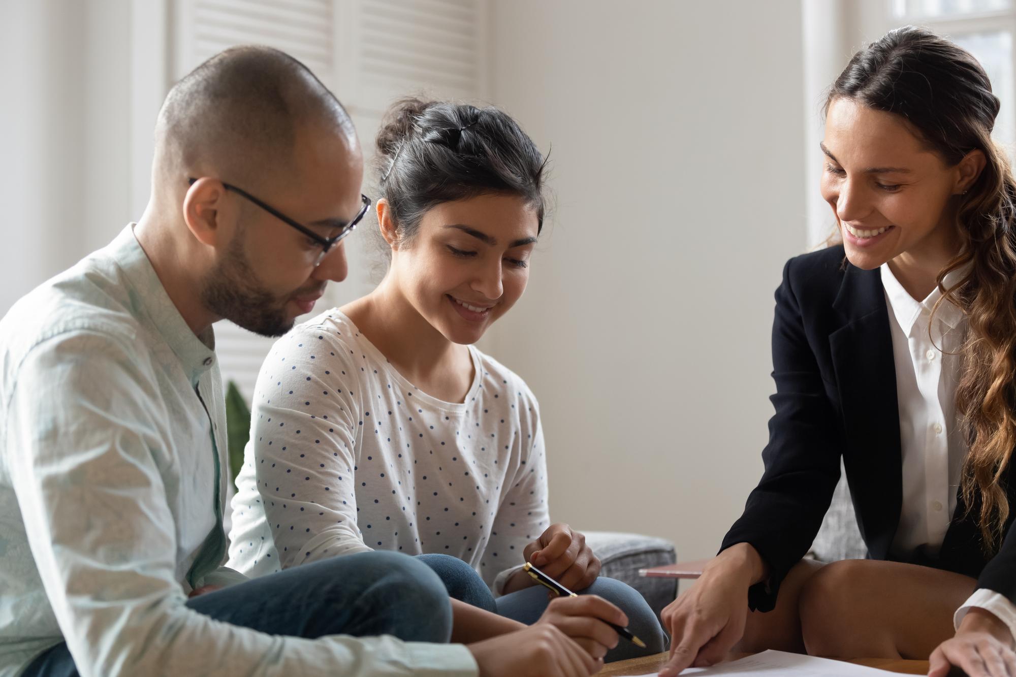 A reunião entre o agente imobiliário e os clientes terminou com sucesso. O casal assinou o contrato de aluguer.
