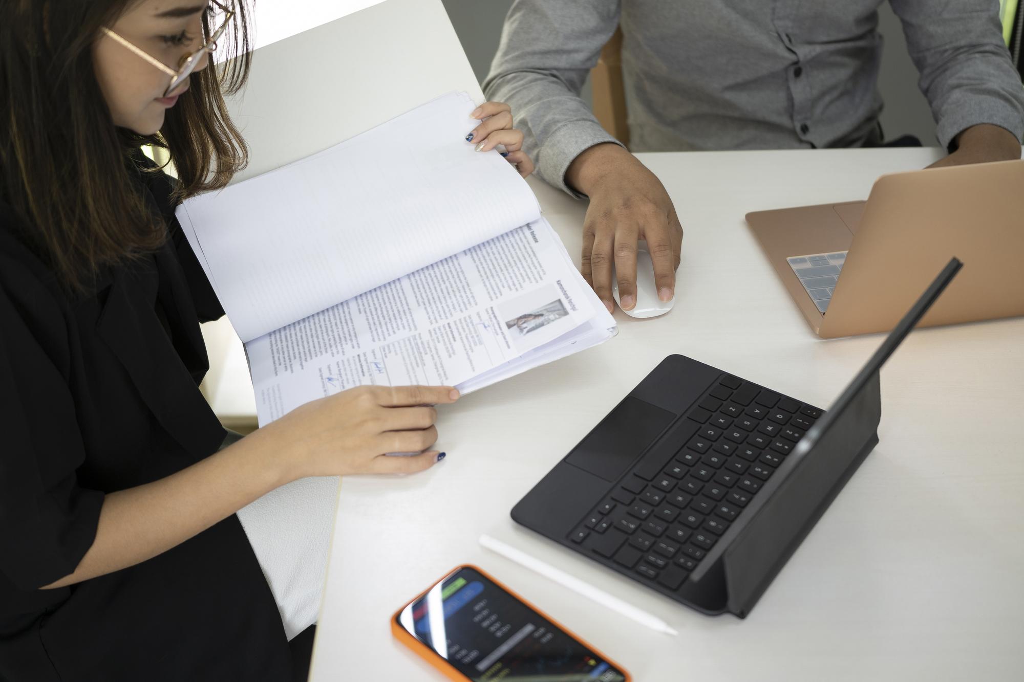 Grupo de empresários discutindo relatório financeiro juntos no escritório
