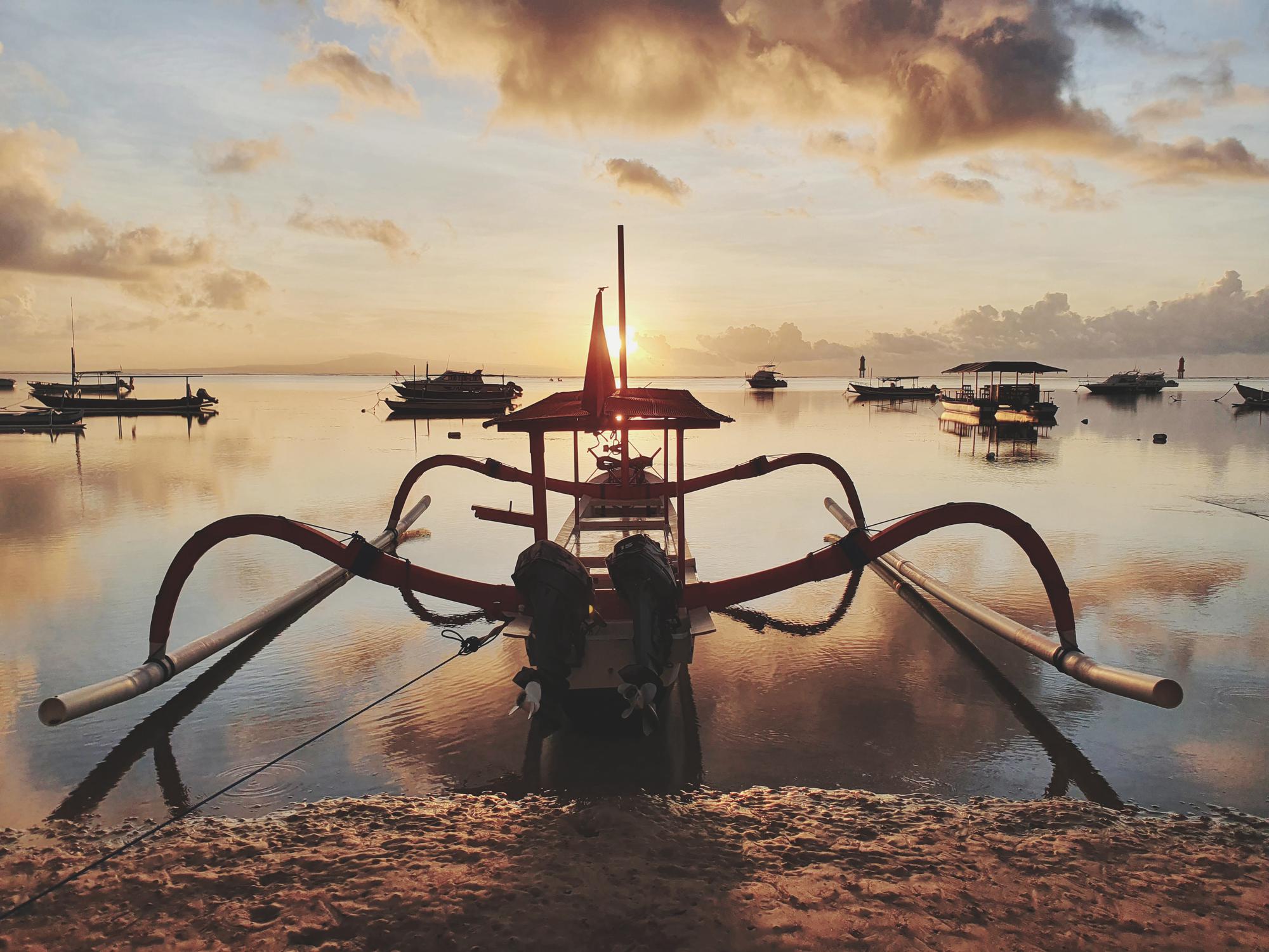 Belo sol da manhã na praia em Sanur Bali, Indonésia