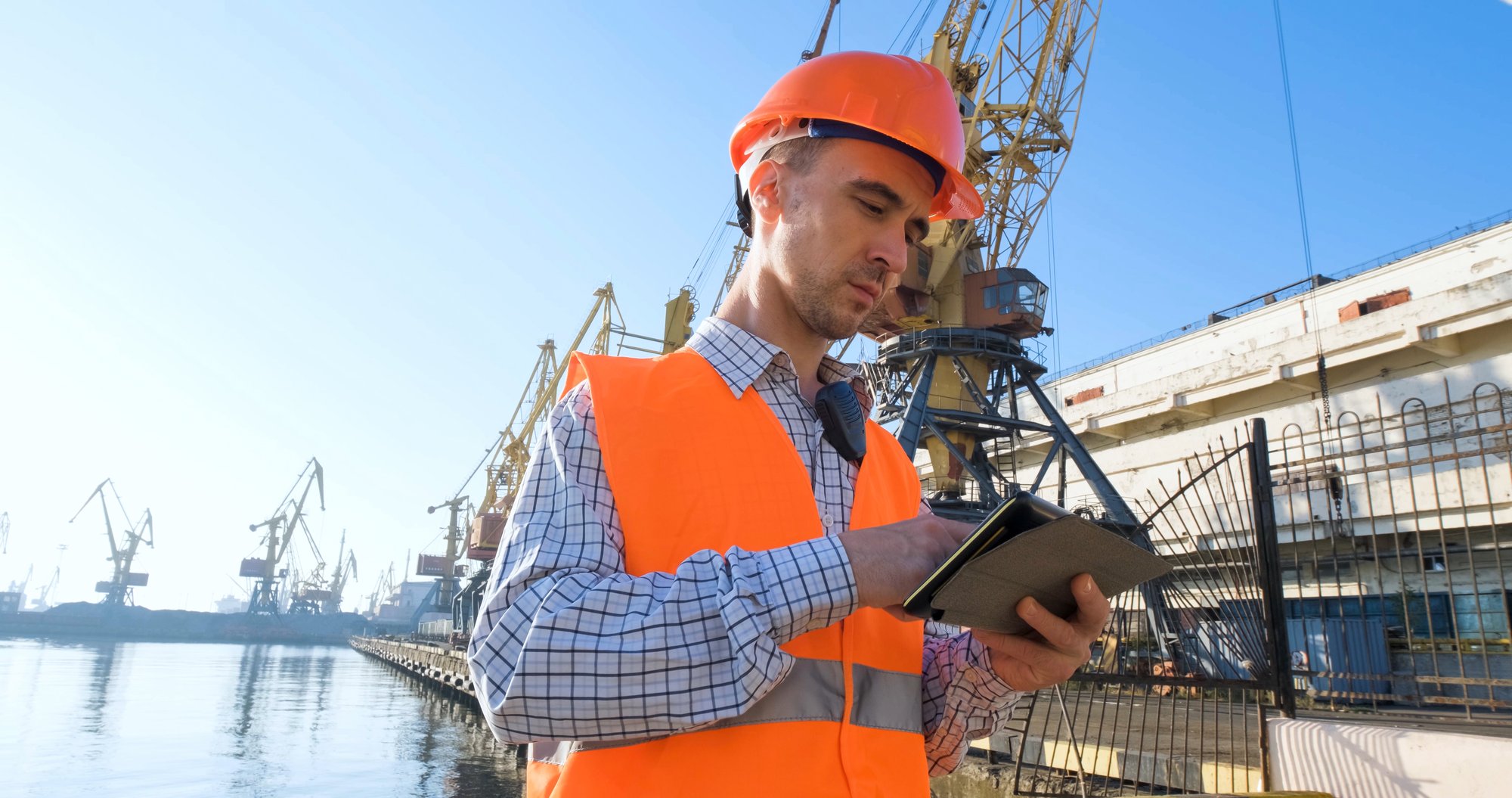 Trabalhador Portuário Usando Tablet em Porto Industrial
