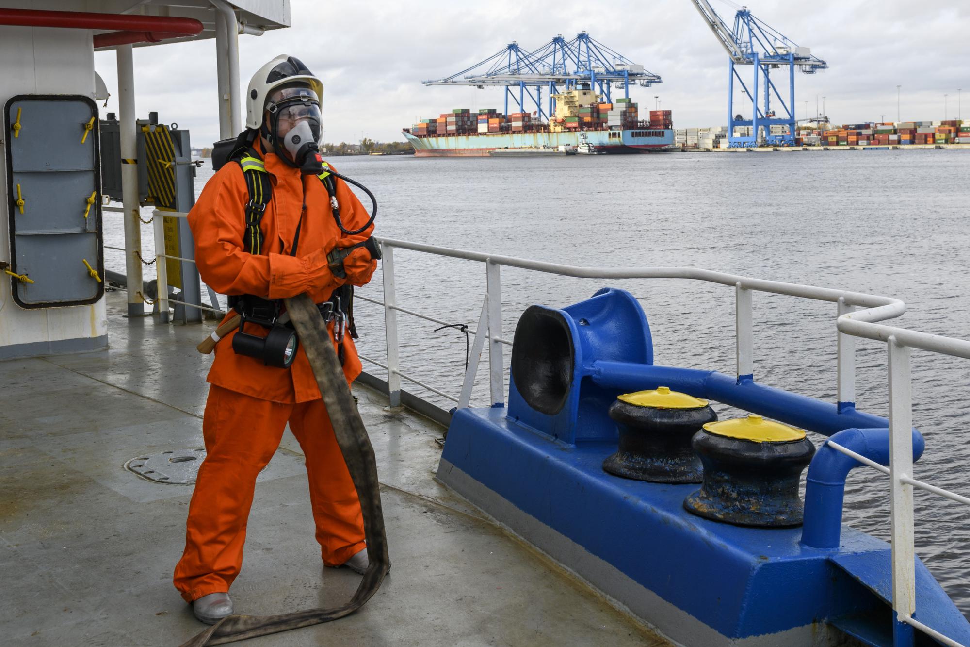 Bombeiro Equipamento de combate a incêndio Simulador de incêndio Marinheiro com roupa de bombeiro e aparelho respiratório