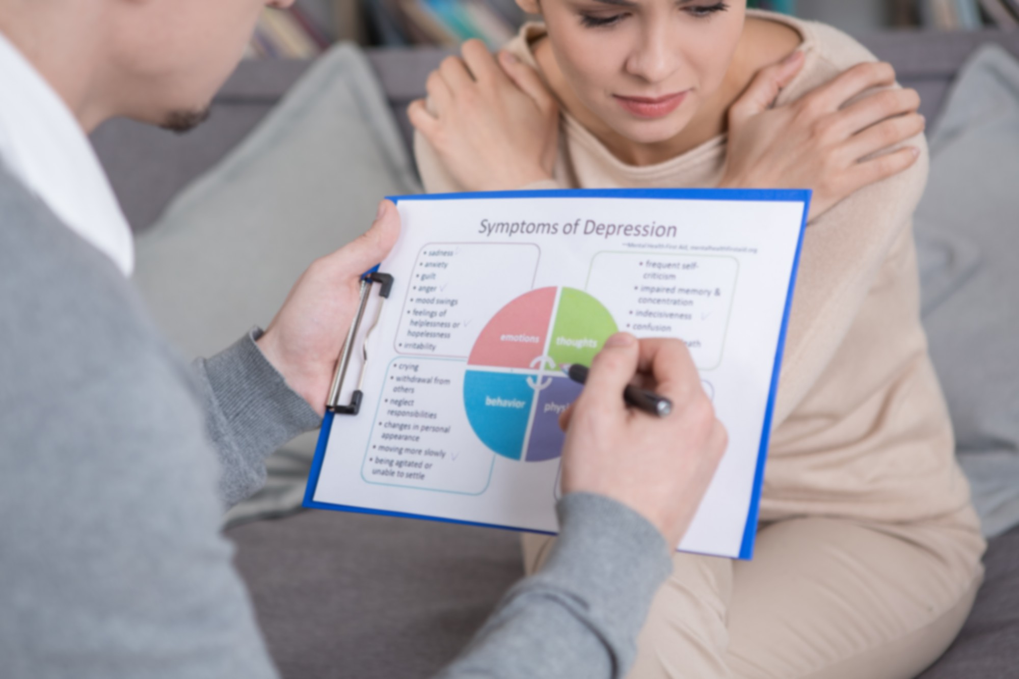 Diretora de RH analisando gráficos de desempenho e perfis comportamentais em um escritório moderno com tons de roxo e cinza