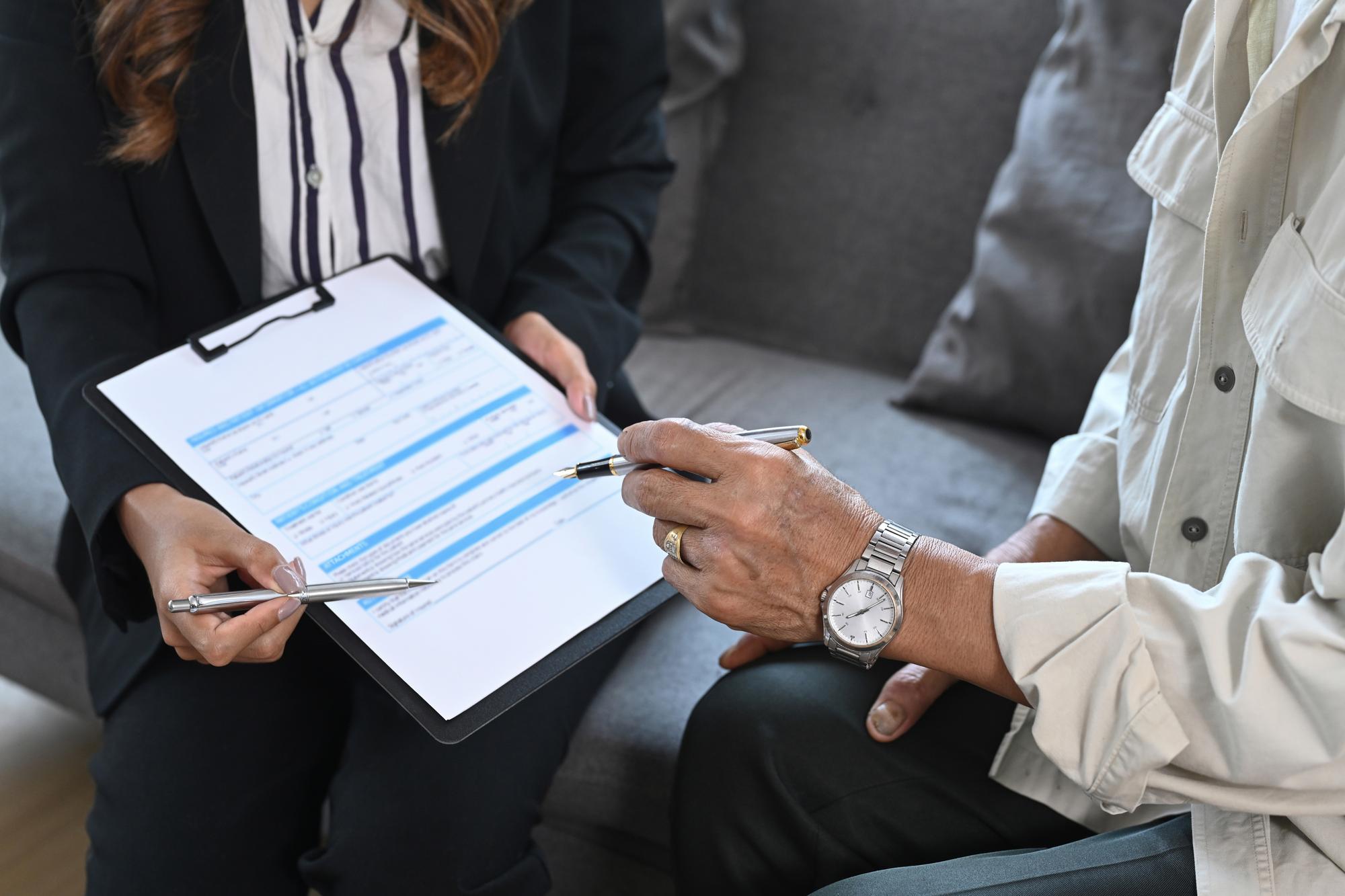 Dois executivos apertando as mãos após uma decisão de contratação bem-sucedida, com elementos gráficos de conexão humana e tecnologia ao fundo.