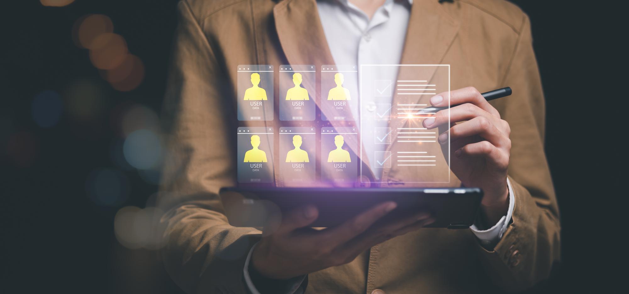 Empresário mostrando ícones virtuais avaliação caixas de verificação processo de análise de dados prea