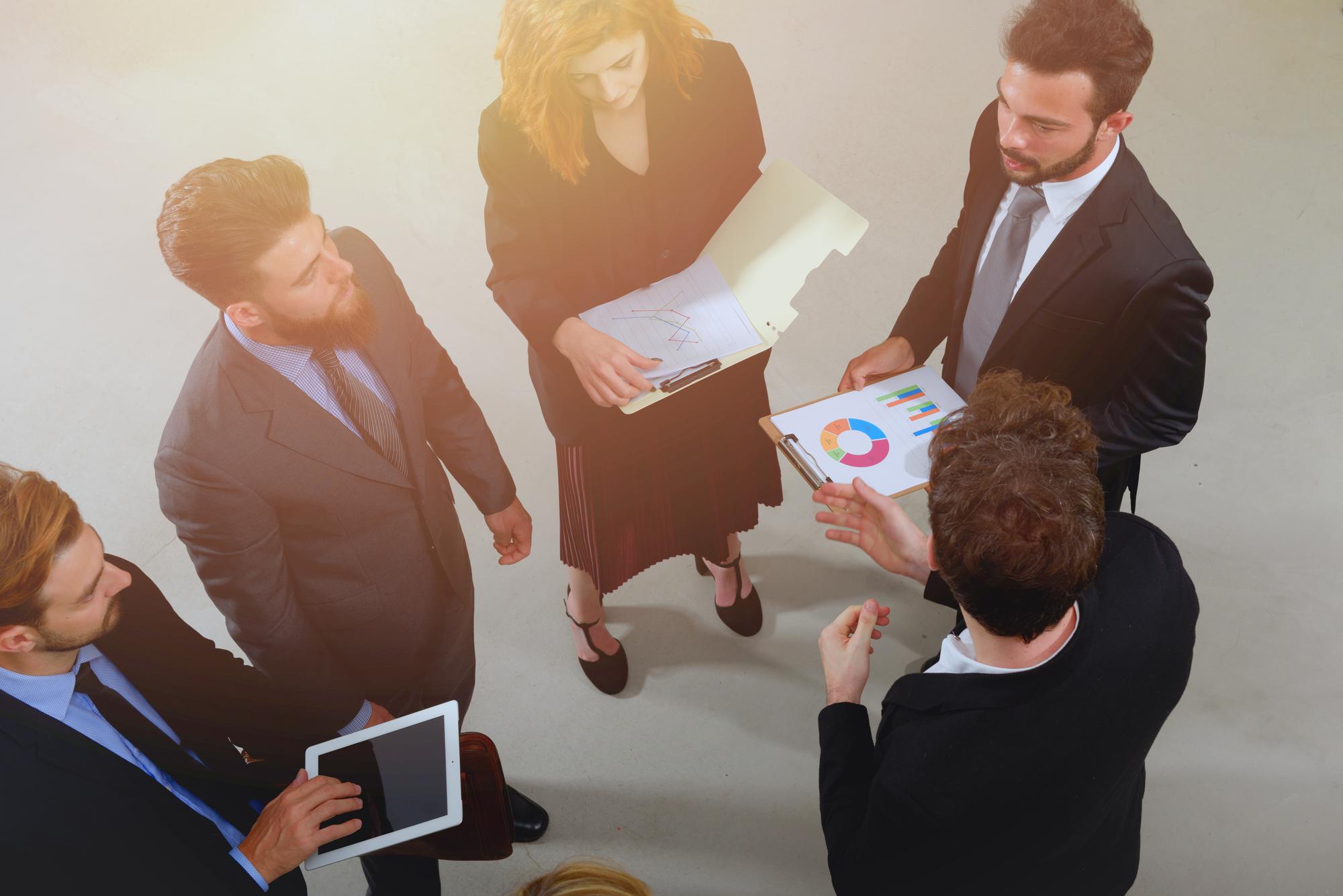 As pessoas trabalham juntas como trabalho em equipe e parceiro