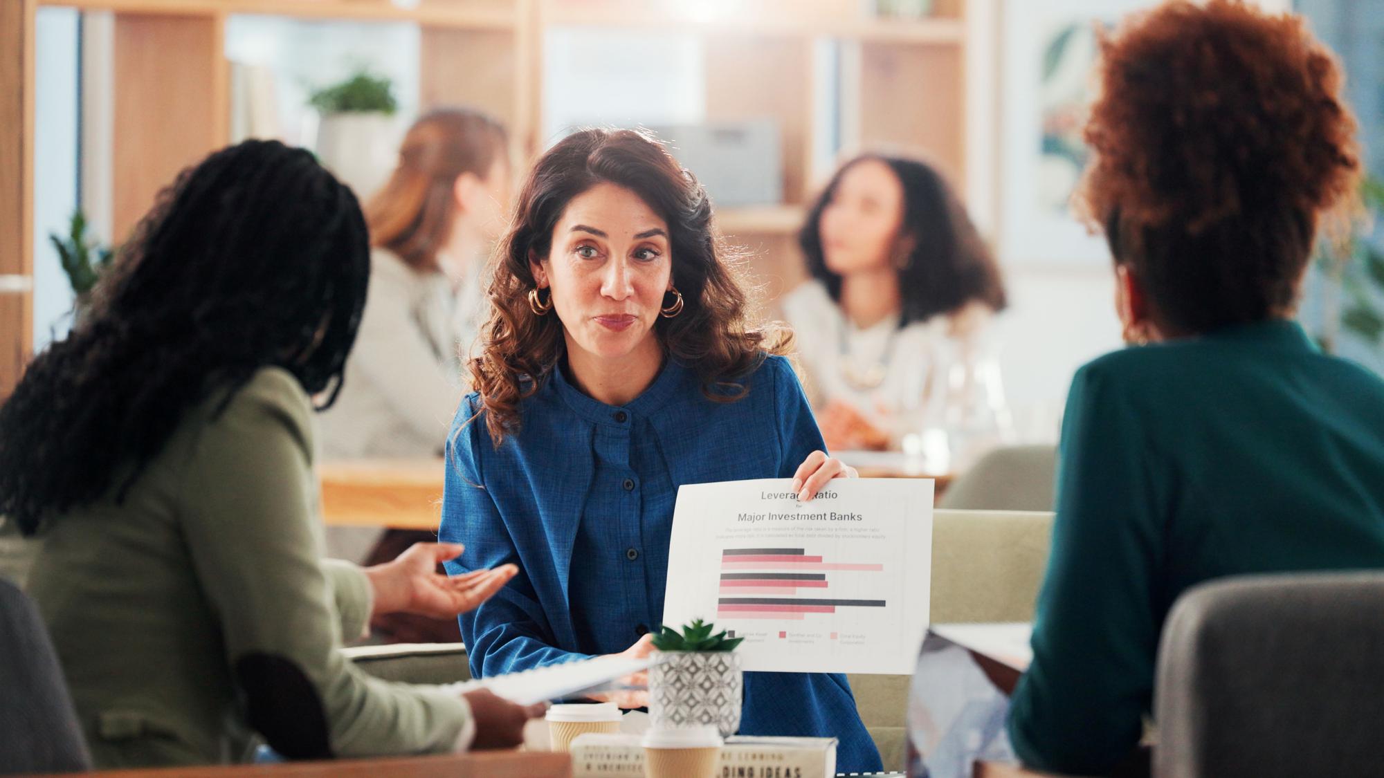 Documentos de pessoas de negócios e mulheres no escritório, gráficos e feedback para o crescimento de lucros. Trabalho em equipe e funcionários em reunião, papelada e gráficos para contabilidade e receita financeira.
