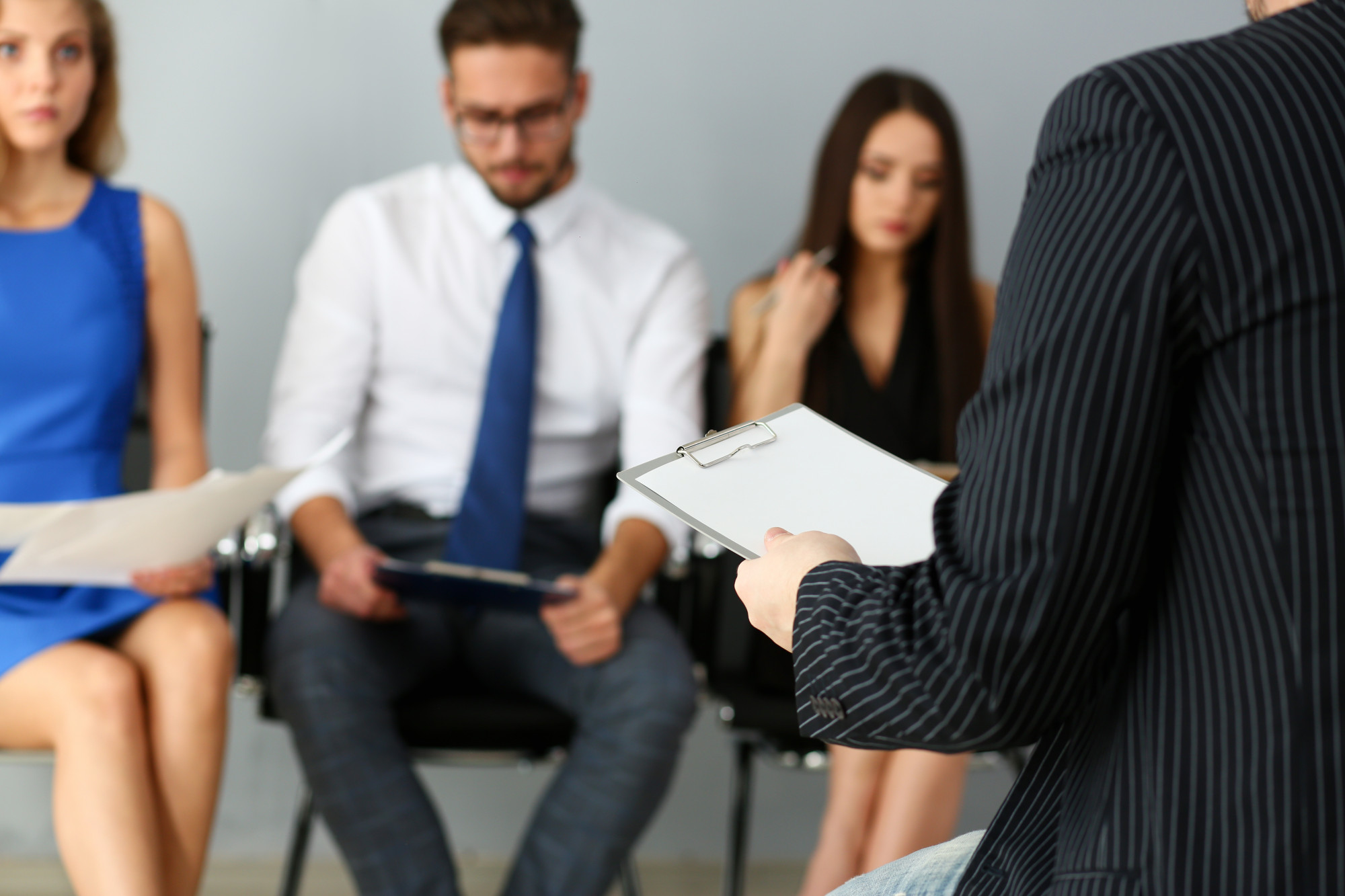 Pessoas à espera de uma reunião no lobby