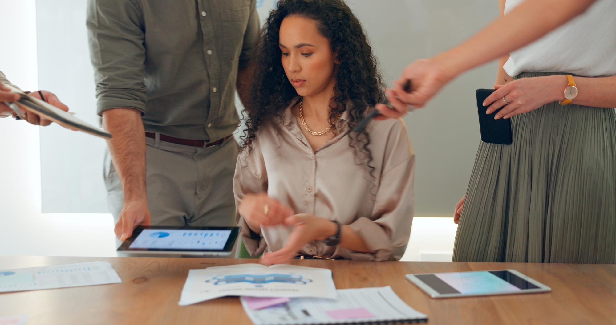 Tablet multitarefa e mulher com negócios esgotados e conversa com planejamento de papelada e crise de fluxo de trabalho Gerente de grupo e funcionários com cronograma de conexão e estresse em um local de trabalho