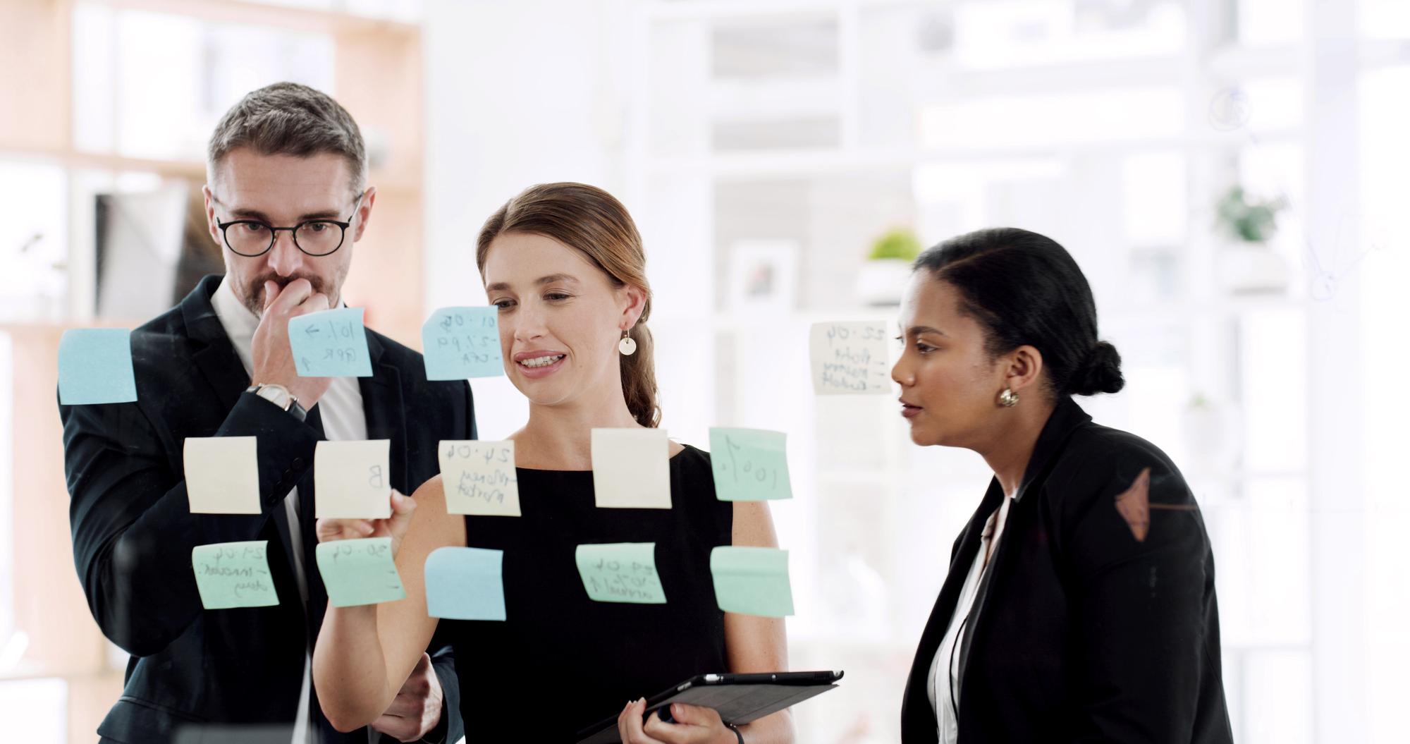 Homem de escritório e ideias com mulheres, post-its ou brainstorming para uma proposta. Contador ou reunião. Analista financeiro e pessoas com um plano para discussão de investimento e trabalho em equipe em negócios.