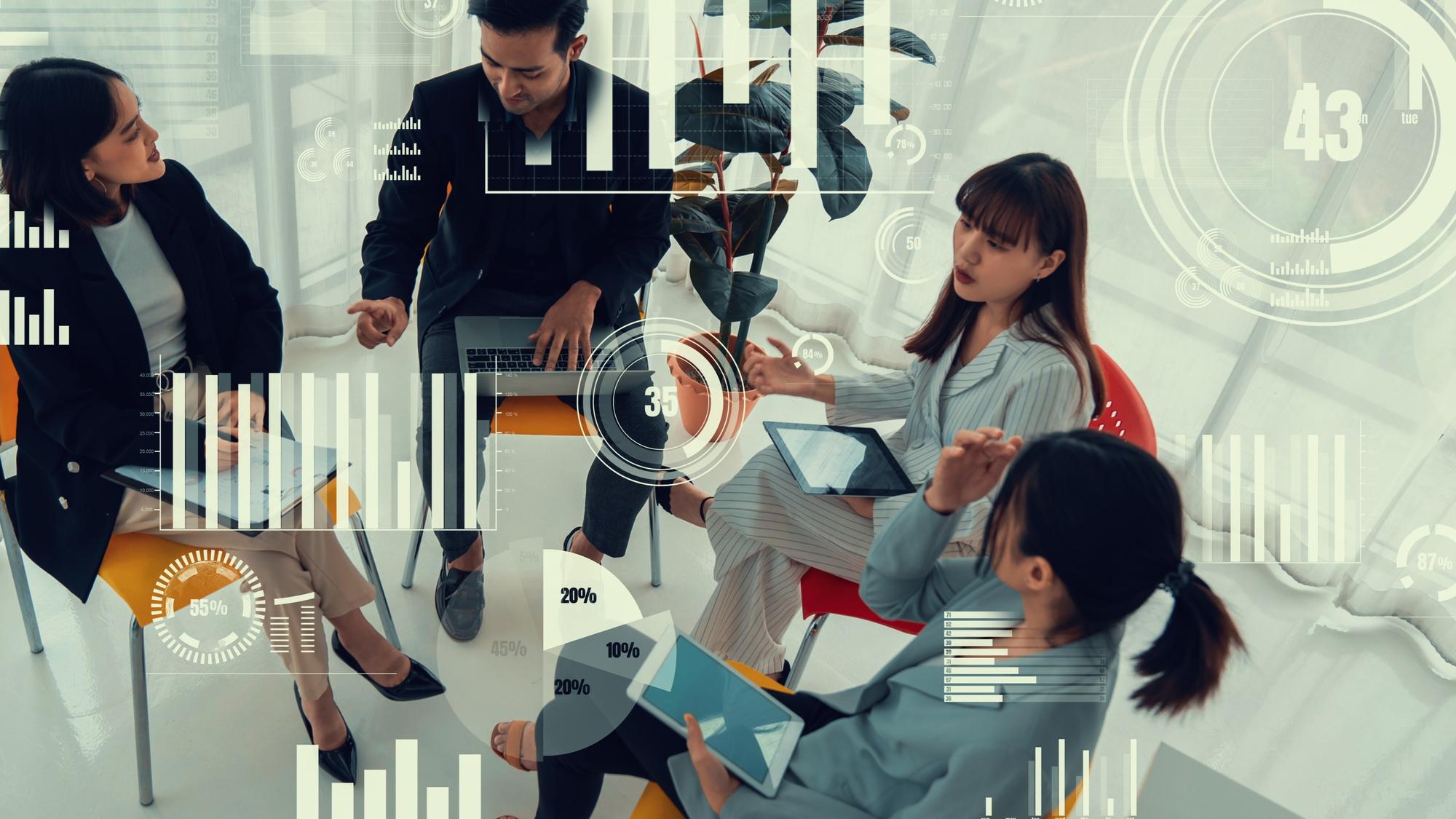 Executivos em reunião de equipe corporativa com gráfico de visualização