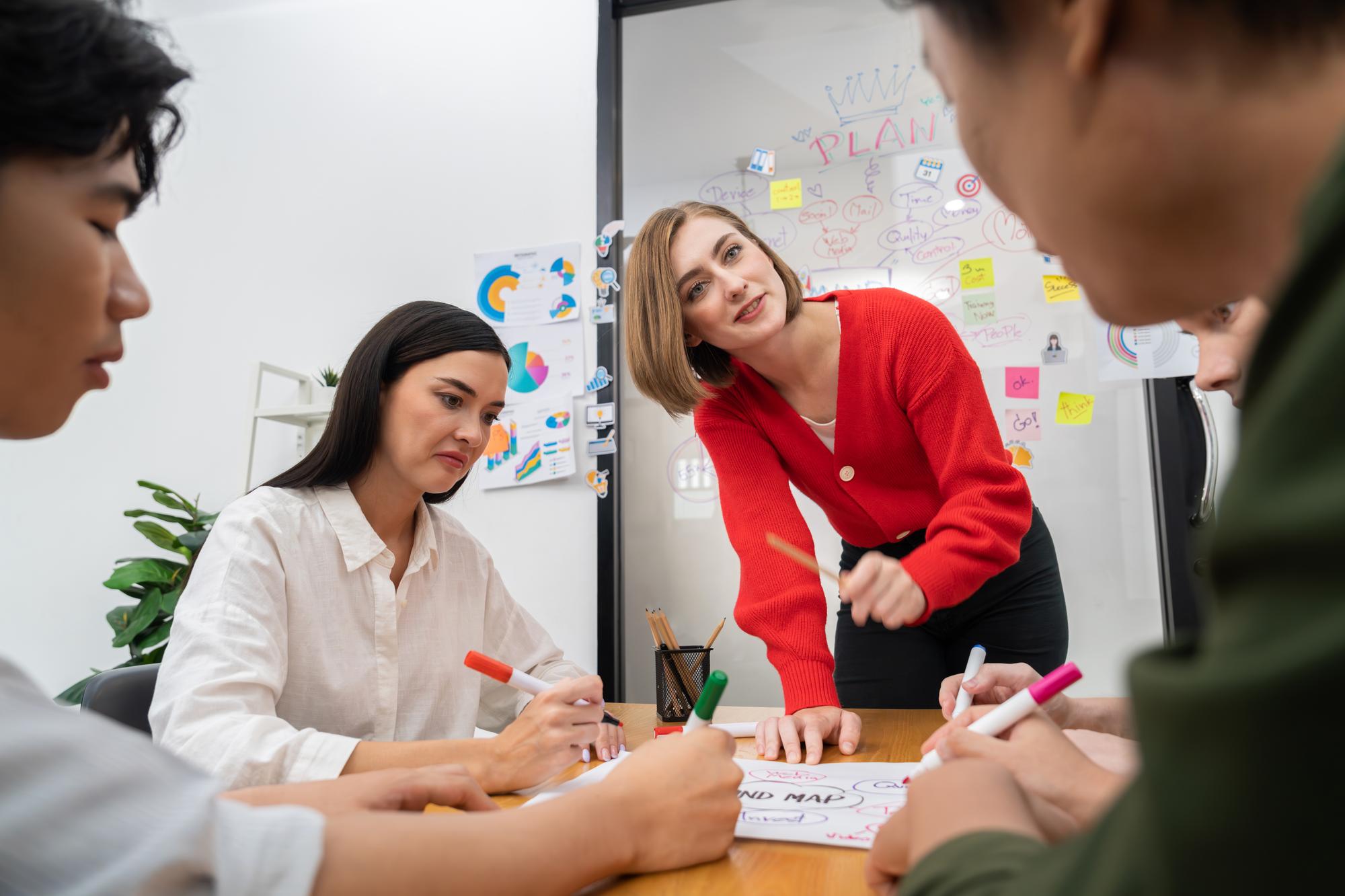Equipe de negócios criativa feliz brainstorming ideia usando mapa mental imaculado