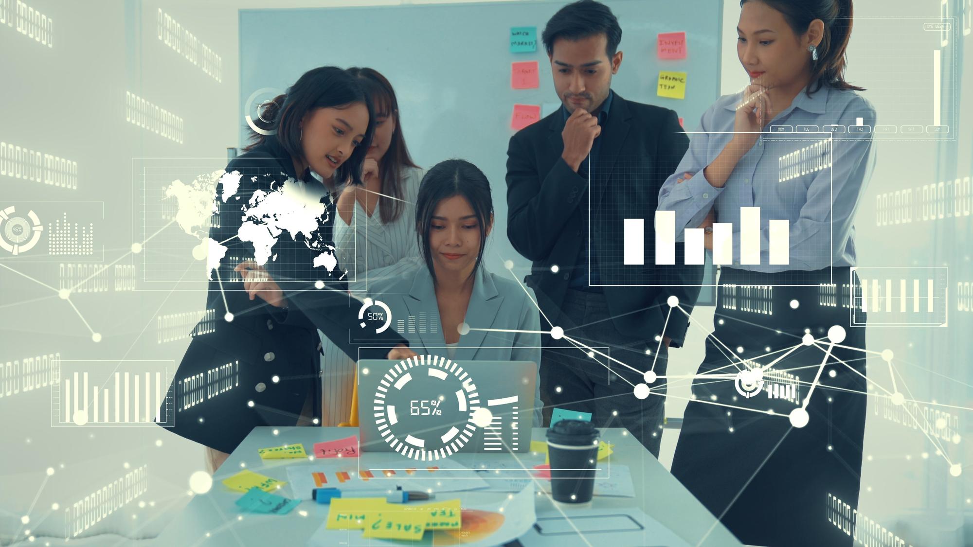 Executivos em reunião de equipe corporativa com gráfico de visualização