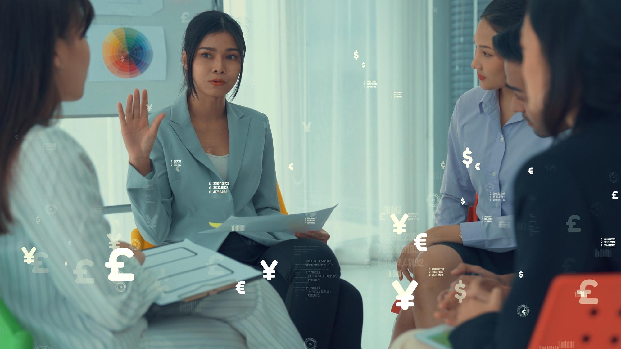 Executivos em reunião de equipe corporativa com gráfico de visualização