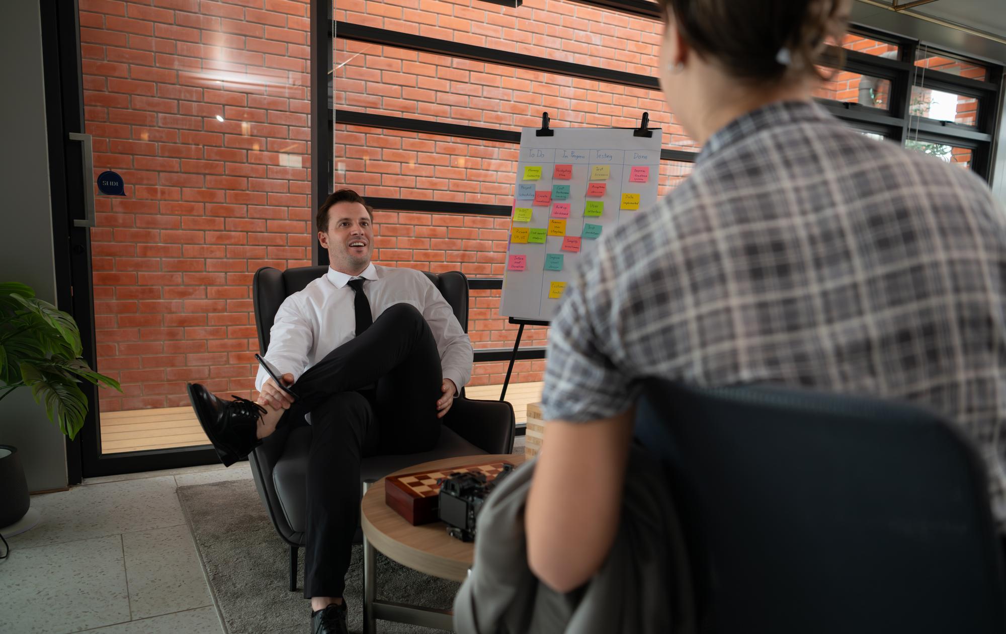 Empresários trabalhando juntos em um escritório moderno Empresários discutindo plano de negócios