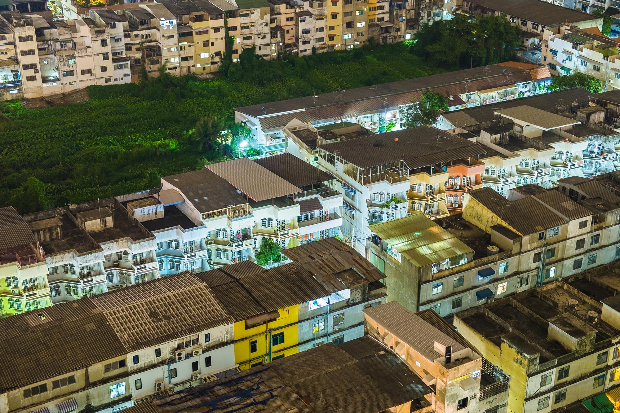 Vila da casa lotada de néon claro na capital