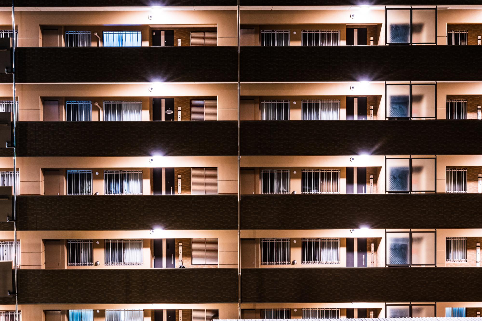 Área de lazer de alto padrão com piscina de borda infinita, materiais naturais e iluminação LED integrada, estilo fotorrealista.