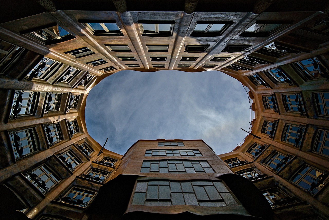 Fachada de edifício residencial de alto padrão em Curitiba com design contemporâneo e elementos sustentáveis integrados à arquitetura.