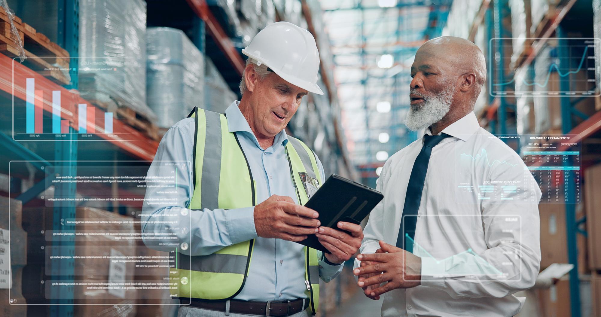 Sobreposição de gráficos ou equipe em armazém com inventário por tablet ou auditoria de dados na distribuição de estoque. Revisão logística ou gerente de operações em depósito com verificação de estatísticas tecnológicas ou controle de custos na cadeia de suprimentos