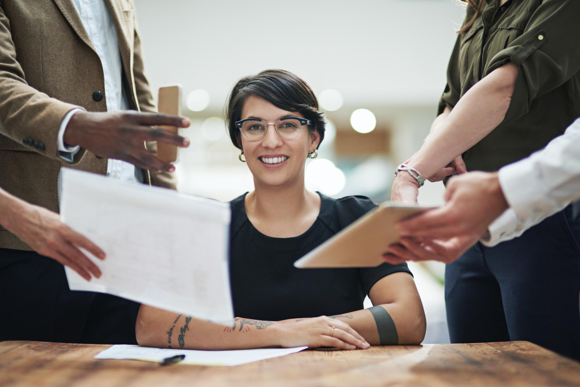 Mulher de negócios caos e colegas em retrato com documentos para crise no local de trabalho ou calma no estresse Pessoa feminina colegas de trabalho e sorriso para trabalho em equipe orientação e liderança no escritório