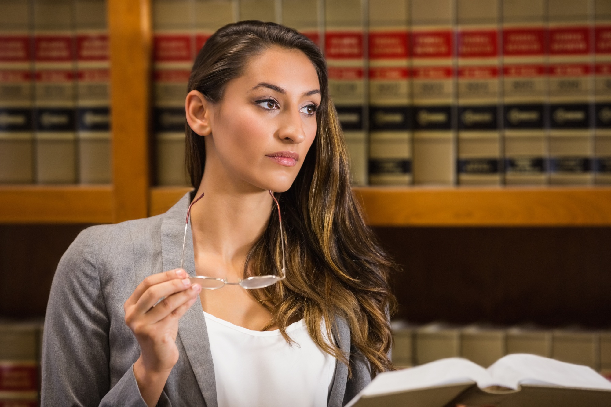 Bela leitura de advogados na biblioteca de direito