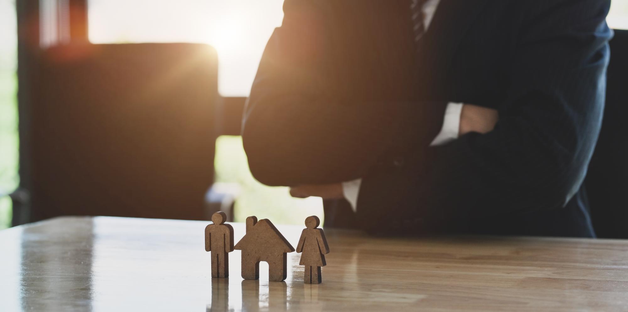 Pessoas com brinquedos na mesa em casa
