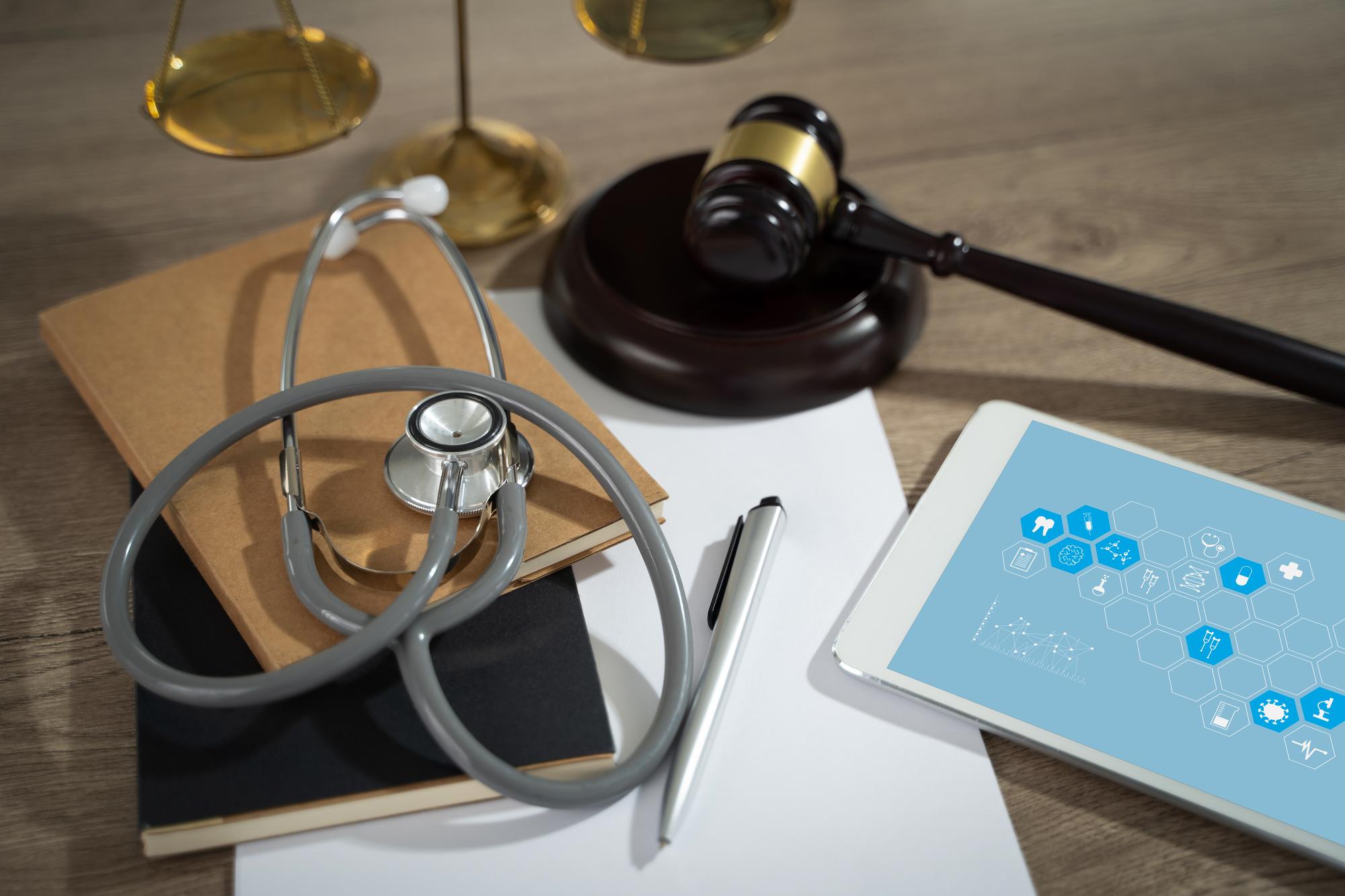 lei médica Um médico e um advogado discutiram cuidados de saúde justiça e ética em uma clínica equilibrando direitos de segurança e responsabilidade