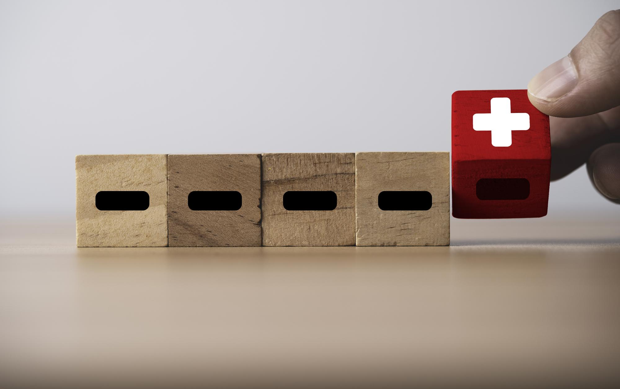 Virar o sinal de menos para o símbolo de mais para o conceito de mentalidade de pensamento negativo e positivo