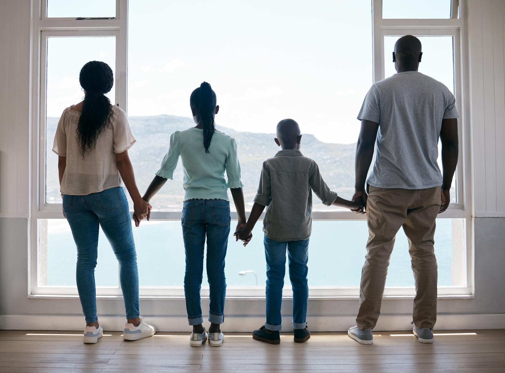 Amor familiar e janela em casa de sonho para mudança de localização e salão Apoio confiança e pais de volta segurando as mãos das crianças em casa com vista panorâmica ligação e férias de verão ou férias