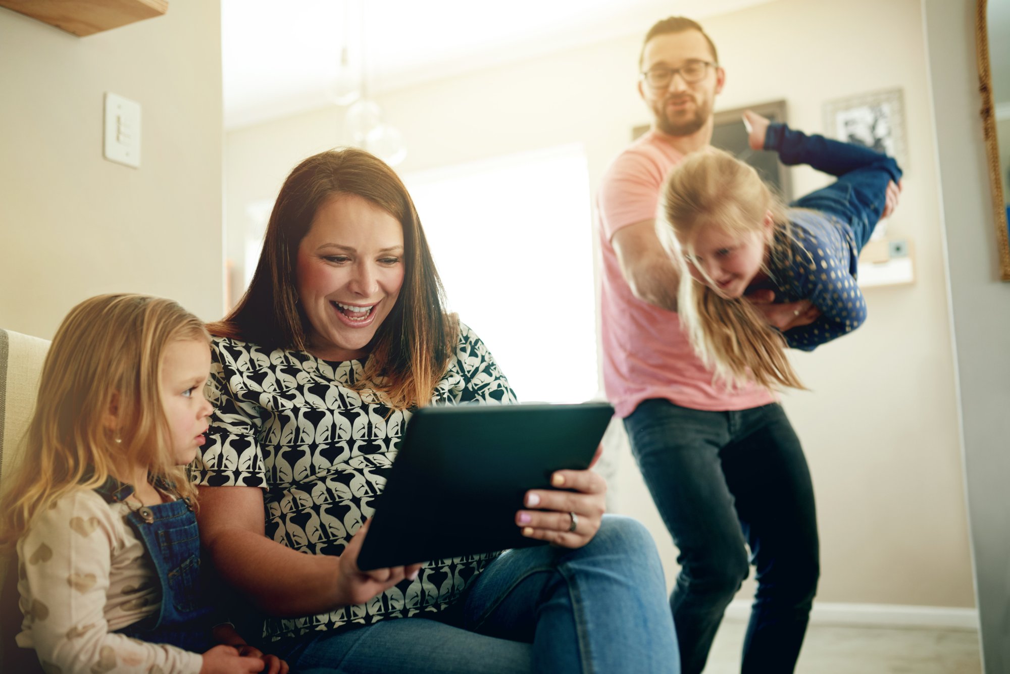 Tablet online e mãe com criança no sofá para serviço de streaming de aplicativo educacional e pesquisa Portal de ensino doméstico assinatura de ebook e mulher com filho na sala de estar de casa de família para tecnologia
