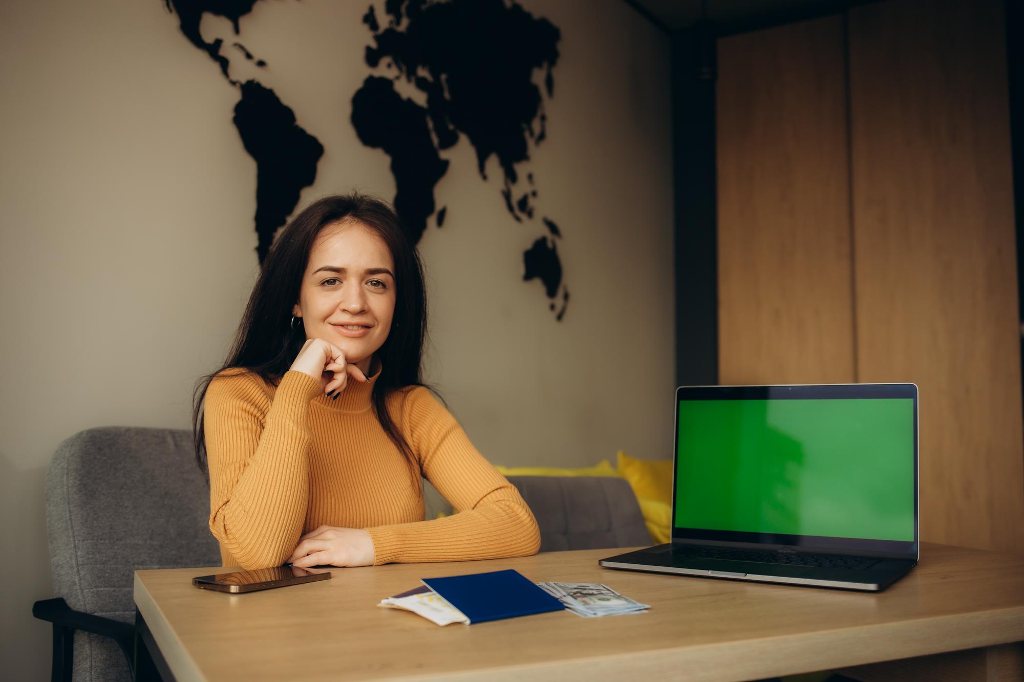 Empreendedora em um escritório moderno em Lisboa planejando a expansão de sua agência de marketing digital para o mercado europeu